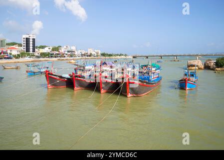 NHA TRANG, VIETNAM - 30. DEZEMBER 2015: Vier Fischschoner auf dem Kai River. Nha Trang, Vietnam Stockfoto