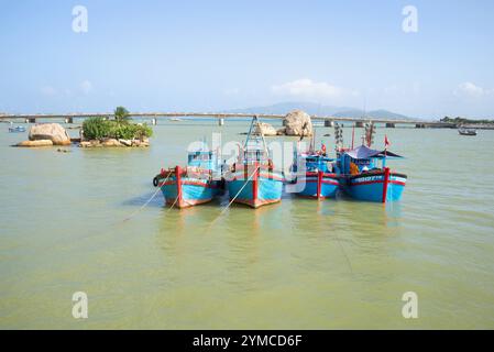 NHA TRANG, VIETNAM - 30. DEZEMBER 2015: Vier Fischschoner an der Mündung des Kai-Flusses. Nha Trang, Vietnam Stockfoto