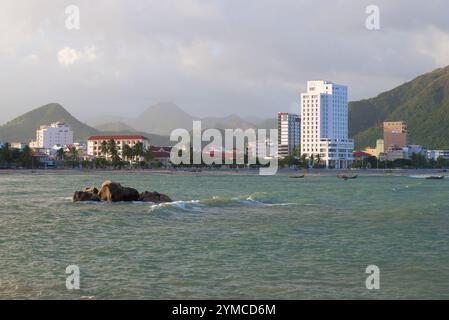 NHA TRANG, VIETNAM - 30. DEZEMBER 2015: Blick auf die Stadt Nha Trang an einem bewölkten Abend. Vietnam Stockfoto