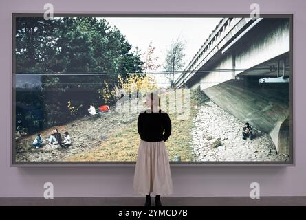 White Cube Bermondsey, London, Großbritannien. November 2024. Jeff Wall, Life in Pictures (22. November 24-12, 25. Januar). Eine umfassende Einzelausstellung mit Werken des kanadischen Fotografen Jeff Wall (* 1946), die 30 Jahre der Zusammenarbeit von White Cube mit dem Künstler zeigt, vereint diese große Präsentation über 30 Schlüsselwerke aus Walls Werk, darunter seine Serie von ikonischen Leuchtkästen, großformatigen, hinterleuchteten Cibachrome-Fotografien sowie neue Bilder. Bild: Der Geschichtenerzähler, 1986. Quelle: Malcolm Park/Alamy Live News Stockfoto