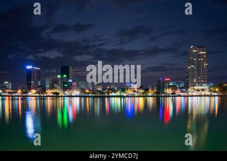 DA NANG, VIETNAM - 06. JANUAR 2016: Stadtpromenade am späten Abend. Da Nang, Vietnam Stockfoto
