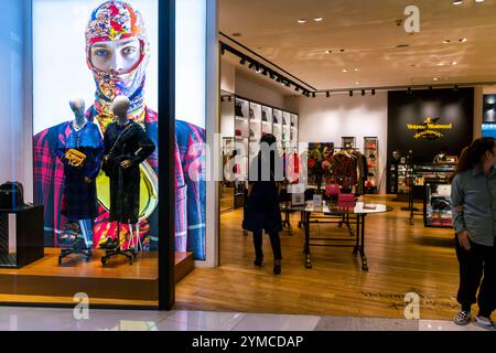 Shanghai, China, People, Inside Luxury Shop, „Vivienne Westwood“, Modedesigner, Einkaufszentrum, Zeitgenössisches Interieur, Moderner Einzelhandel, Stockfoto