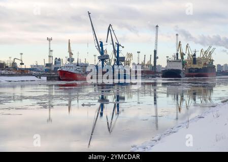 SANKT PETERSBURG, RUSSLAND - 17. FEBRUAR 2016: Wintertag im St. Petersburger Frachthafen Stockfoto