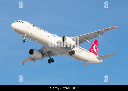 SANKT PETERSBURG, RUSSLAND - 17. FEBRUAR 2016: Die Flugzeuge des Typs Turkish Airlines Airbus A321-231 (TC-JMH) auf dem Gleitweg vor der Landung auf dem Flughafen Pulkovo Stockfoto