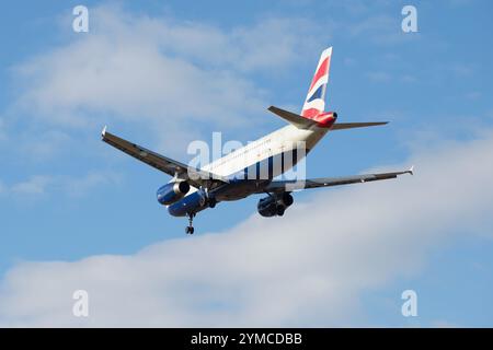 SANKT PETERSBURG, RUSSLAND - 20. MÄRZ 2016: British Airways Airbus A320-232 (G-EUYM) fliegt in den bewölkten Himmel Stockfoto