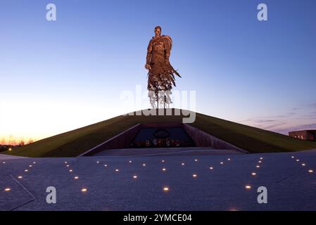 RZHEV, RUSSLAND - 07. JULI 2021: Blick auf den Gedenkkomplex, der dem Gedenken an die sowjetischen Soldaten gewidmet ist, die in den Schlachten von Rzhev starben Stockfoto