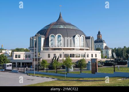 TULA, RUSSLAND - 15. JULI 2024: Das moderne Gebäude des Staatlichen Waffenmuseums an einem sonnigen Julitag Stockfoto