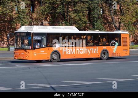 NISCHNI NOWGOROD, RUSSLAND - 05. SEPTEMBER 2024: Stadtbus LIAZ-5292,67 in Bewegung an einem sonnigen Tag Stockfoto