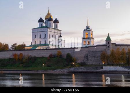 Die antike Dreifaltigkeitskathedrale im Pskower Kreml an einem frühen Oktobermorgen. Pskov, Russland Stockfoto