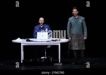 Roman Burdenko als Macbeth und Marko Mimica als Banquo, v.l., während der Fotoprobe für Macbeth in der Deutschen Oper in Berlin, 20. November 2024. // Eröffnung in vier Akten von Giuseppe Verdi. Musikalische Leitung Enrique Mazzola. Inszenierung Marie-Eve Signeyrole. Bühne Fabien Teigne. Kostüme Yashi. Premiere ist am 23. November 2024. Deutsche Oper Berlin Macbeth *** Roman Burdenko als Macbeth und Marko Mimica als Banquo , f l , während der Fotoprobe für Macbeth an der Deutschen Oper in Berlin, 20. November 2024 in vier Akten geöffnet von Giuseppe Verdi musikalische Leitung Enrique Mazzola Produktion Ma Stockfoto