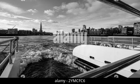 Ein Blick auf die Landschaft von East London mit Blick auf die Tower Bridge von einem Thames Clipper, der auf der Themse nach Osten fährt Stockfoto