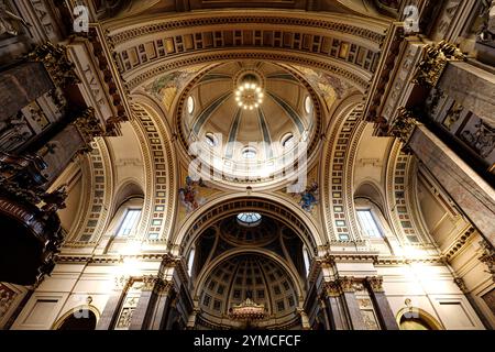 Im Inneren des Brompton Oratory, einer katholischen Pfarrkirche in South Kensington, London. Auch ein Veranstaltungsort für Hochzeiten Stockfoto