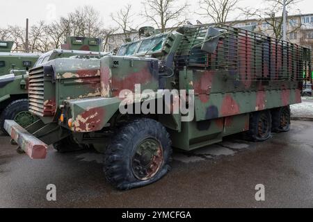 ST. PETERSBURG, RUSSLAND - 05. DEZEMBER 2024: Britische schwere Panzerwagen Mastiff Close-up. Ausstellung von Gefangener Ausrüstung aus dem militärischen Spezialeinsatz Stockfoto