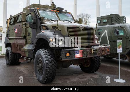 SANKT PETERSBURG, RUSSLAND - 5. DEZEMBER 2024: US-amerikanischer Panzerträger International MaxxPro Plus Nahaufnahme. Ausstellung der erfassten Ausrüstung Stockfoto