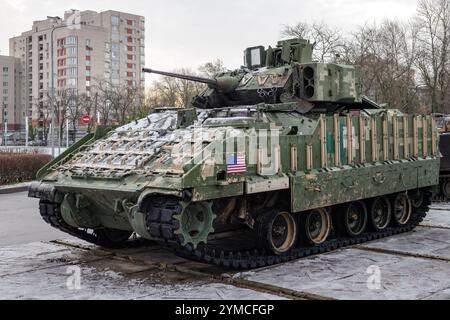 SANKT PETERSBURG, RUSSLAND - 05. NOVEMBER 2024: Infanterie-Kampffahrzeug M2A2 'Bradley'. Ausstellung der gefangenen Ausrüstung aus den Spezies Stockfoto