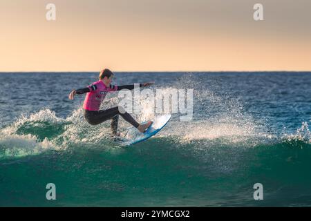 Ein junger Surfer, der auf einer Welle in Fistral in Newquay in Cornwall in Großbritannien in Europa reitet. Stockfoto