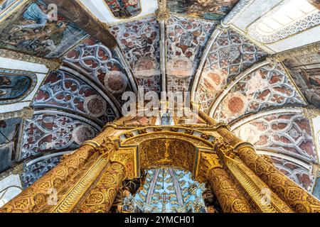 Blick von innen auf die Charola des Klosters Christi, herrliche Templerarchitektur, runder Kirchenaltar, Gemälde und sehr eigentümliche Ornamente Stockfoto