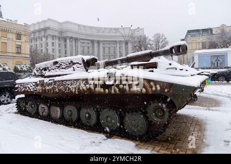 Ausstellung zerstörter russischer Militärausrüstung auf dem Michaelsplatz (Mykhailivska) im Stadtzentrum von Kiew, bedeckt vom ersten Schnee des Jahres, Außenministerium im Hintergrund. Stockfoto