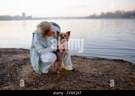 Frau mit Yorkshire Terrier am Seeufer Stockfoto