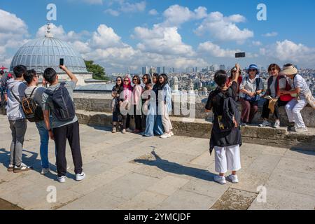 Asiatische Touristen machen Gruppenfotos am Aussichtspunkt Süleymaniye Moschee, Istanbul, Türkei Stockfoto