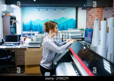 Frau, die im Druckstudio arbeitet Stockfoto