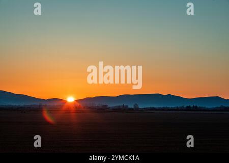 Sonnenuntergang hinter Hügeln in der Nähe von Sun Valley Stockfoto