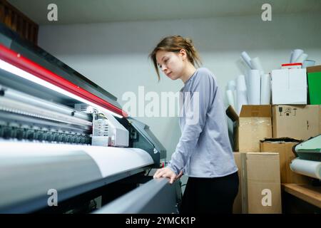 Frau, die im Druckstudio arbeitet Stockfoto