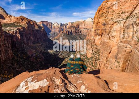 Rückansicht eines Paares, das in Decke gehüllt ist und den Zion Canyon von Zion Overlook aus betrachtet Stockfoto