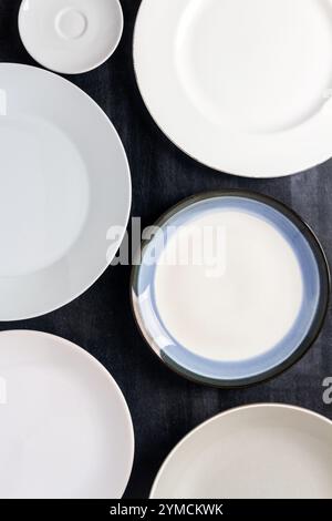 Draufsicht einer leeren Platte, die auf einem schwarzen Schwarzen Tafel platziert ist. Flache Lagen. Draufsicht. Lebensmittelkonzept. Stockfoto