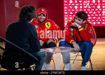 20. November 2024 Las Vegas NV, USA Ferrari-Fahrer Carlos Sainz (55) vom Team Spanien und Teamkollege Scuderia Ferrari-Fahrer Charles Leclerc (16) vom Team Monaco reagiert auf einen Spielkartenmagier im Fahrerlager-Club vor dem Formel 1 Heineken Sliver Las Vegas Grand Prix in Las Vegas, NV Thurman James/CSM Stockfoto