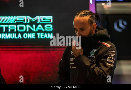 20. November 2024 Las Vegas NV, USA Mercedes AMG Petronas Motorsport Pilot Lewis Hamilton (44) vom Team Great Britain kam vor dem Formel 1 Heineken Sliver Las Vegas Grand Prix in Las Vegas, NV Thurman James/CSM aus der Mercedes-Team-Garage in den Fahrerplatz Stockfoto