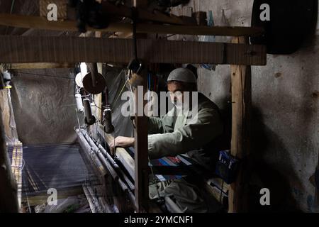 "Seidenkettweberei nach der ältesten Methode in der Provinz Herat, Afghanistan." Stockfoto