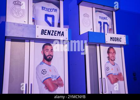 London, Großbritannien. 21. November 2024 die Umkleidekabinen, die zuvor von Karim Benzema und Luka Modric benutzt wurden. Real Madrids erste Umkleidekabine aus dem Santiago Bernabeu Stadion wird verkauft. Es ist das erste Mal , dass ein Schließfach einer Mannschaft der Europameisterschaft bei Auktionsguthaben angeboten wird . Amer Ghazzal/Alamy Live News Stockfoto