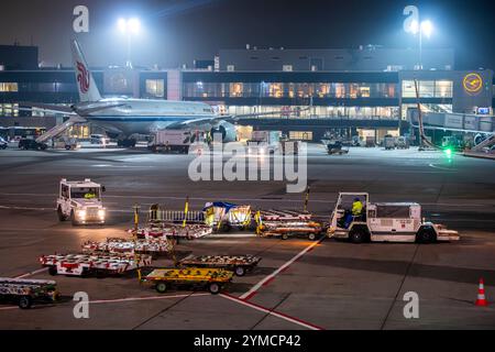 Frankfurt, Deutschland - 15. November 2024: Vorbereitung eines Flugzeugs auf den Flug am Flughafen Frankfurt (FRA). Stockfoto