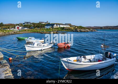Fischerboote, die im Hafen von Arinagour an der Ostküste der Isle of Coll, Innere Hebriden, Schottland, Großbritannien, festgebunden sind Stockfoto