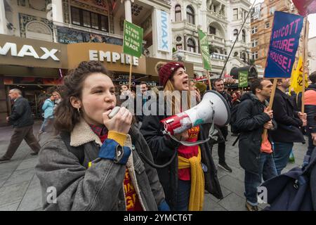 London, Großbritannien. Februar 2017. Arbeiter aus vier Picturehouse-Kinos in Brixton, Hackney, Wood Green und Picturehouse Central treffen sich vor dem Empire Cinema am Leicester Square, um für die Anerkennung ihrer gewerkschaft BECTU zu werben und den Londoner Lebenslohn zu erhalten. Der Protest, der für die morgige Oscars-Zeremonie geplant war, begann vor dem Empire Cinema am Leicester Square, das von Cineworld, den Eigentümern von Picturehouse Cinemas, neu erworben wurde. Cineworld bietet den Mitarbeitern ein unternehmenseigenes Mitarbeiterforum an, anstatt Gewerkschaften anzuerkennen, und zahlt ihren Londoner Mitarbeitern keinen Lebensunterhalt oder bietet ihnen eine angemessene Konditionierung Stockfoto