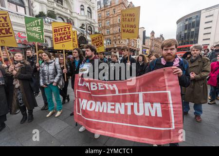 London, Großbritannien. Februar 2017. Arbeiter aus vier Picturehouse-Kinos in Brixton, Hackney, Wood Green und Picturehouse Central treffen sich vor dem Empire Cinema am Leicester Square, um für die Anerkennung ihrer gewerkschaft BECTU zu werben und den Londoner Lebenslohn zu erhalten. Der Protest, der für die morgige Oscars-Zeremonie geplant war, begann vor dem Empire Cinema am Leicester Square, das von Cineworld, den Eigentümern von Picturehouse Cinemas, neu erworben wurde. Cineworld bietet den Mitarbeitern ein unternehmenseigenes Mitarbeiterforum an, anstatt Gewerkschaften anzuerkennen, und zahlt ihren Londoner Mitarbeitern keinen Lebensunterhalt oder bietet ihnen eine angemessene Konditionierung Stockfoto