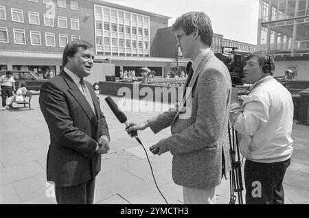 Crawley, ca. 1989: John Prescott Abgeordneter besucht Queens Square Stockfoto