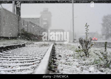 Schneefall in Ostfriesland. Mehrere Zentimeter Schnee sorgen für glatte Straßen in leer und Umgebung. Leer Niedersachsen Deutschland *** Schneefall in Ostfriesland mehrere Zentimeter Schnee sorgen für rutschige Straßen in leer und Umgebung leer Niedersachsen Deutschland Copyright: Xdiebildwerftx Stockfoto