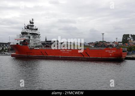 Stavanger, Norwegen - 4. August 2024 im Hafen von Stavanger liegt Ein rotes Schiff namens Energy Swan. Es ist ein Plattformversorgungsschiff Stockfoto