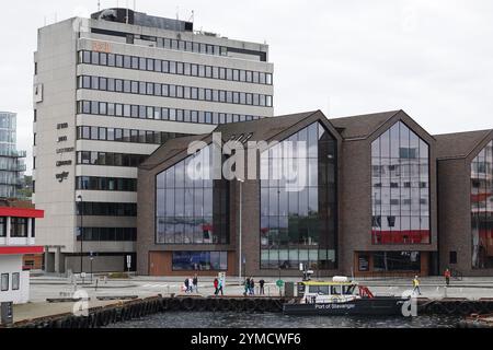 Stavanger, Norwegen - 4. August 2024 DSD-Gebäude vor einem modernen Gebäude namens DSD Front. Es ist ein erstklassiges Bürogebäude, inspiriert von Tradi Stockfoto