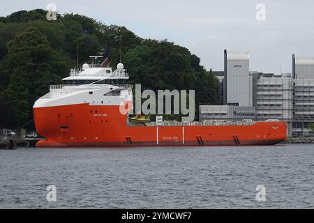 Stavanger, Norwegen - 4. August 2024 im Hafen von Stavanger liegt Ein rotes Schiff namens Arctic Tide. Es ist ein Offshore-Versorgungsschiff oder Mehrzweck-Offsho Stockfoto