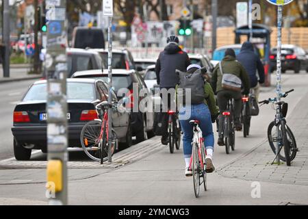 München, Deutschland. November 2024. Radfahrer fahren ihre Fahrräder, Radfahren auf einem Radweg in München im Stadtverkehr, Radfahren. ? Quelle: dpa/Alamy Live News Stockfoto