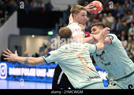 Gummersbach, Deutschland. November 2024. Johannes Berg Andrason (FH Hafnarfjoerdur, #33) gegen Tilen Kodrin (VfL Gummersbach, #5) und Stepan Zeman (VfL Gummersbach, #66) GER, VfL Gummersbach vs. FH Hafnarfjoerdur, Handball, EHF Pokal, Gruppenrunde, Spielzeit 2024-2025, Schwalbe Arena, Gummersbach, 19.11.202419.11.2024 Foto: Eibner-Pressefoto/Jürgen Augst Credit: dpa/Alamy Live News Stockfoto