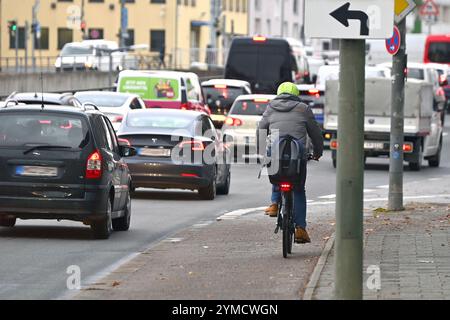 München, Deutschland. November 2024. Radfahrer fahren ihre Fahrräder, Radfahren auf einem Radweg in München im Stadtverkehr, Radfahren. ? Quelle: dpa/Alamy Live News Stockfoto