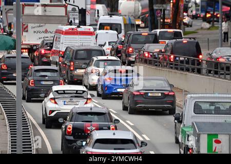 München, Deutschland. November 2024. Überlastete Hauptstraße, Stau, Stop and Go, mit dem Tellerer Ring, starker Verkehr auf dem Tellerring in München, Tegernseer Landstraße, Rush Hour. ? Quelle: dpa/Alamy Live News Stockfoto