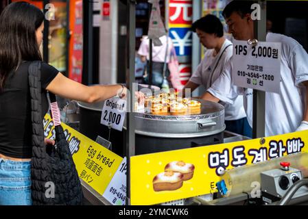 Am 24. Juli 2023 im Einkaufsviertel Myeongdong in der Innenstadt von Seoul, der Hauptstadt Südkoreas Stockfoto