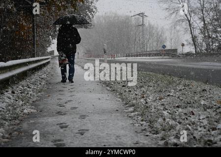 Schneefall in Ostfriesland. Mehrere Zentimeter Schnee sorgen für glatte Straßen in leer und Umgebung. Leer Niedersachsen Deutschland *** Schneefall in Ostfriesland mehrere Zentimeter Schnee sorgen für rutschige Straßen in leer und Umgebung leer Niedersachsen Deutschland Copyright: Xdiebildwerftx Stockfoto