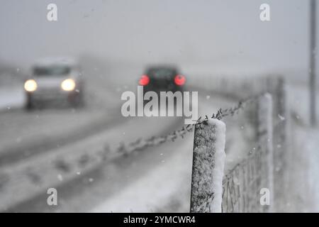 Schneefall in Ostfriesland. Mehrere Zentimeter Schnee sorgen für glatte Straßen in leer und Umgebung. Leer Niedersachsen Deutschland *** Schneefall in Ostfriesland mehrere Zentimeter Schnee sorgen für rutschige Straßen in leer und Umgebung leer Niedersachsen Deutschland Copyright: Xdiebildwerftx Stockfoto