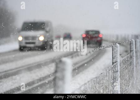 Schneefall in Ostfriesland. Mehrere Zentimeter Schnee sorgen für glatte Straßen in leer und Umgebung. Leer Niedersachsen Deutschland *** Schneefall in Ostfriesland mehrere Zentimeter Schnee sorgen für rutschige Straßen in leer und Umgebung leer Niedersachsen Deutschland Copyright: Xdiebildwerftx Stockfoto